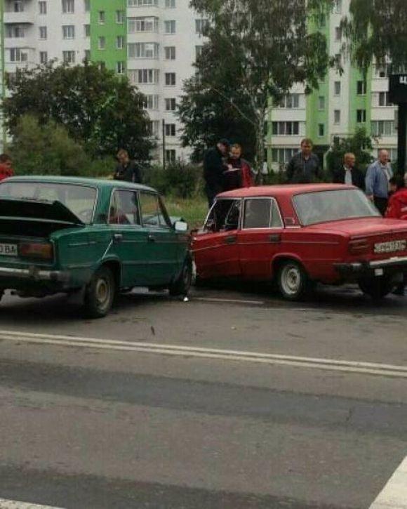 Новини Хмельницького - фото з На Трудовій "лоб у лоб" зіткнулися два "ВАЗи". Один водій у лікарні На Трудовій "лоб у лоб" зіткнулися два "ВАЗи". Один водій у лікарні, фото №3 на сайті vsim.ua