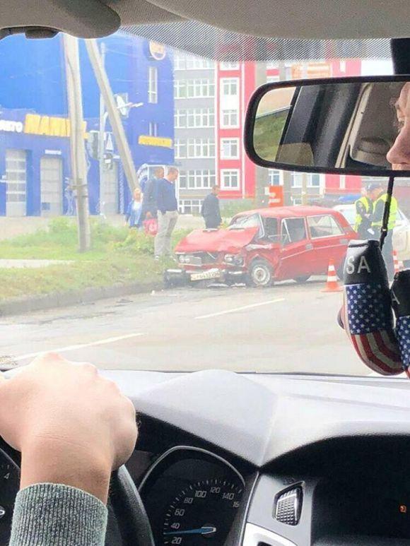 Новини Хмельницького - фото з На Трудовій "лоб у лоб" зіткнулися два "ВАЗи". Один водій у лікарні На Трудовій "лоб у лоб" зіткнулися два "ВАЗи". Один водій у лікарні, фото №2 на сайті vsim.ua