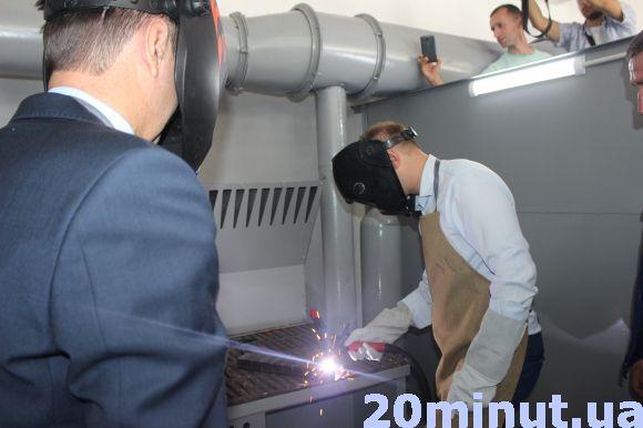 Новини Тернополя - фото з Віце-прем'єр в Кременці одягнув фартух і взяв до рук зварку Віце-прем'єр в Кременці одягнув фартух і взяв до рук зварку, фото №2 на сайті 20minut.ua