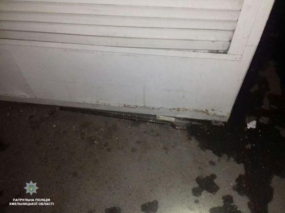 Новини Хмельницького - фото з Хмельничанин посеред ночі намагався обчистити термінал за допомогою лома Хмельничанин посеред ночі намагався обчистити термінал за допомогою лома, фото №1 на сайті vsim.ua