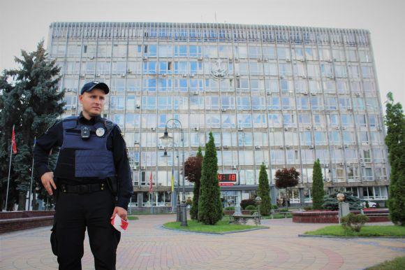 Новини Вінниці - фото з Чергове замінування: цього разу вибухівку шукали в мерії Чергове замінування: цього разу вибухівку шукали в мерії, фото №1 на сайті 20minut.ua