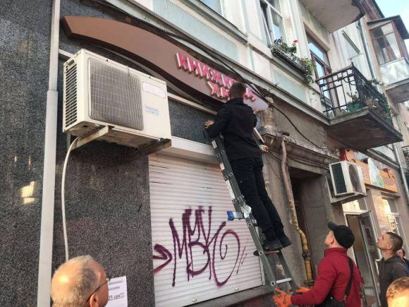 Новини Тернополя - фото з На Чорновола демонтували п'ять незаконних рекламних вивісок На Чорновола демонтували п'ять незаконних рекламних вивісок, фото №4 на сайті 20minut.ua