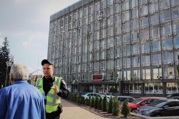 Новини Вінниці - фото з Чергове замінування: цього разу вибухівку шукали в мерії Чергове замінування: цього разу вибухівку шукали в мерії, фото №2 на сайті 20minut.ua
