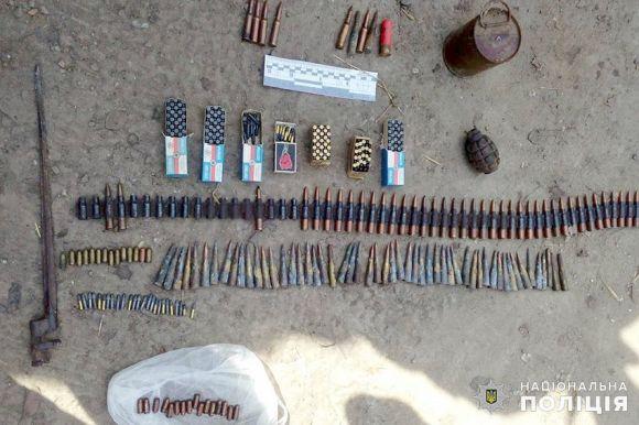 Новини Хмельницького - фото з Саморобний пістолет, гранати та сотні набоїв знайшли у мешканця Теофіпольщини Саморобний пістолет, гранати та сотні набоїв знайшли у мешканця Теофіпольщини, фото №1 на сайті vsim.ua