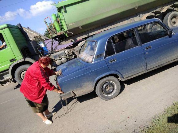 У Бершаді прив'язали собаку до бампера авто і хотіли вивезти за місто (ОНОВЛЕНО), фото №5 на сайті 20minut.ua