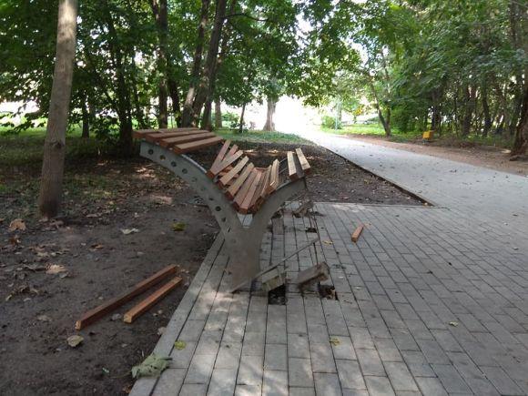 У парку Дружби народів невідомі поламали лавку та урну, фото №3 на сайті 20minut.ua