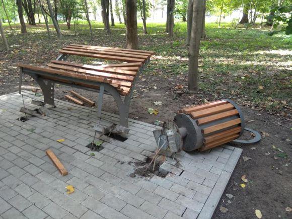 У парку Дружби народів невідомі поламали лавку та урну, фото №1 на сайті 20minut.ua