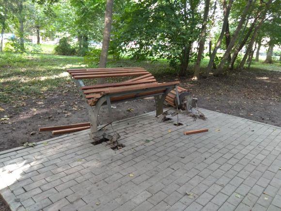 У парку Дружби народів невідомі поламали лавку та урну, фото №2 на сайті 20minut.ua