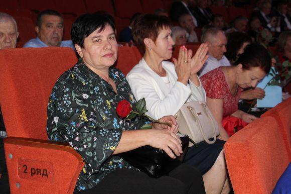 А «Маяк» не згас! Заводу побажали світити ще 500 років. На честь ювілею преміювали всіх, фото №2 на сайті 20minut.ua