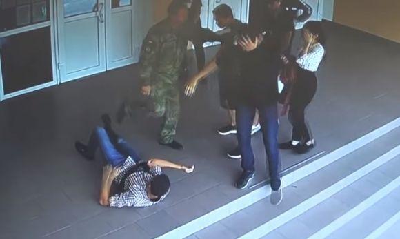 У школі №34 перед входом підлітку зламали щелепу. Відео з камер за вихідні, фото №1 на сайті 20minut.ua