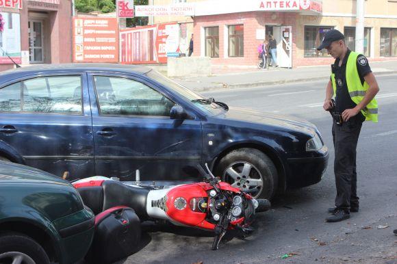 Біля стадіону зіткнулися мотоцикл і легківка. Мотоцикліст у лікарні (оновлено), фото №1 на сайті 20minut.ua