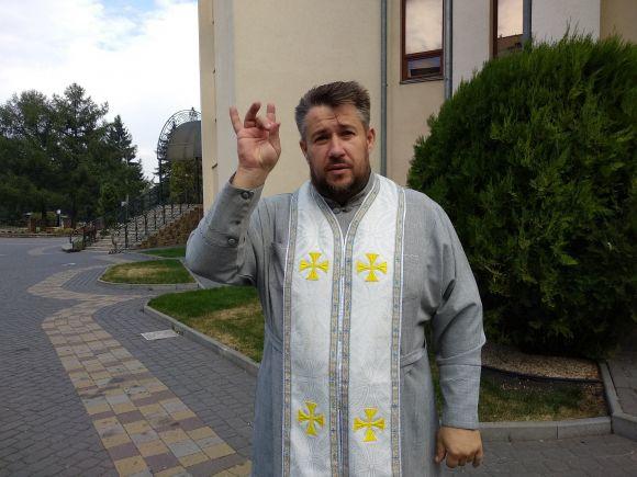Новини Тернополя - фото з Отець Ігор з Тернополя вінчає та сповідає мовою жестів Отець Ігор з Тернополя вінчає та сповідає мовою жестів, фото №1 на сайті 20minut.ua