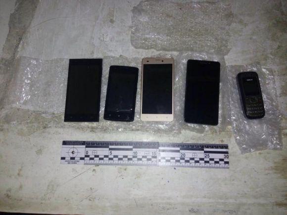 Одразу п'ять мобільних телефонів намагалися 