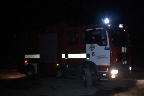 7 рятівників на двох автомобілях вночі гасили пожежу в лікарні на Кам'янеччині, фото №1 на сайті vsim.ua