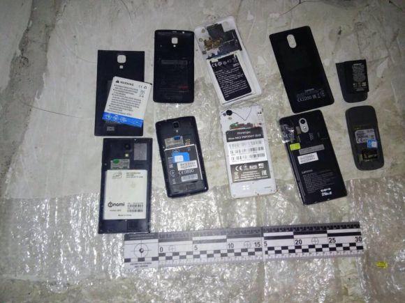 Одразу п'ять мобільних телефонів намагалися 