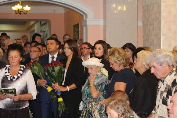 Новини Вінниці - фото з «Я Вінницю ніколи не покину!» Вінничани ставали у чергу, щоб попрощатися з Раїсою Панасюк «Я Вінницю ніколи не покину!» Вінничани ставали у чергу, щоб попрощатися з Раїсою Панасюк, фото №2 на сайті 20minut.ua