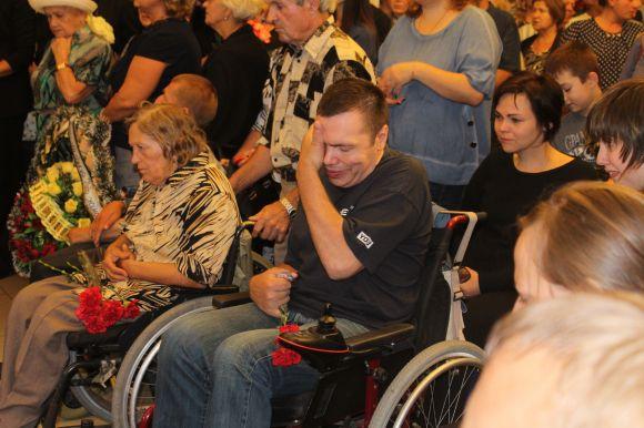 Новини Вінниці - фото з «Я Вінницю ніколи не покину!» Вінничани ставали у чергу, щоб попрощатися з Раїсою Панасюк «Я Вінницю ніколи не покину!» Вінничани ставали у чергу, щоб попрощатися з Раїсою Панасюк, фото №4 на сайті 20minut.ua