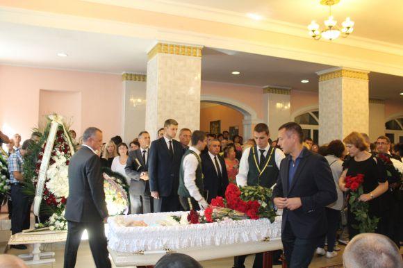 Новини Вінниці - фото з «Я Вінницю ніколи не покину!» Вінничани ставали у чергу, щоб попрощатися з Раїсою Панасюк «Я Вінницю ніколи не покину!» Вінничани ставали у чергу, щоб попрощатися з Раїсою Панасюк, фото №5 на сайті 20minut.ua