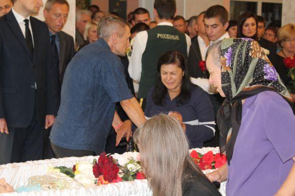 Новини Вінниці - фото з «Я Вінницю ніколи не покину!» Вінничани ставали у чергу, щоб попрощатися з Раїсою Панасюк «Я Вінницю ніколи не покину!» Вінничани ставали у чергу, щоб попрощатися з Раїсою Панасюк, фото №10 на сайті 20minut.ua