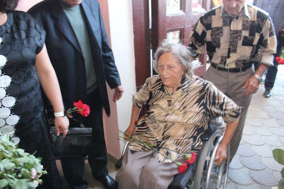 Новини Вінниці - фото з «Я Вінницю ніколи не покину!» Вінничани ставали у чергу, щоб попрощатися з Раїсою Панасюк «Я Вінницю ніколи не покину!» Вінничани ставали у чергу, щоб попрощатися з Раїсою Панасюк, фото №12 на сайті 20minut.ua