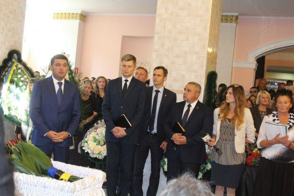 Новини Вінниці - фото з «Я Вінницю ніколи не покину!» Вінничани ставали у чергу, щоб попрощатися з Раїсою Панасюк «Я Вінницю ніколи не покину!» Вінничани ставали у чергу, щоб попрощатися з Раїсою Панасюк, фото №1 на сайті 20minut.ua