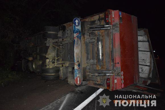 Новини Вінниці - фото з Водій Mercedes переїхав чоловіка на підводі та врізався у вантажівку. Є загиблий Водій Mercedes переїхав чоловіка на підводі та врізався у вантажівку. Є загиблий, фото №1 на сайті 20minut.ua