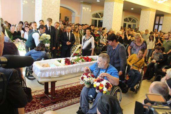 Новини Вінниці - фото з «Я Вінницю ніколи не покину!» Вінничани ставали у чергу, щоб попрощатися з Раїсою Панасюк «Я Вінницю ніколи не покину!» Вінничани ставали у чергу, щоб попрощатися з Раїсою Панасюк, фото №9 на сайті 20minut.ua