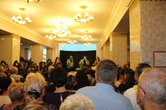 Новини Вінниці - фото з «Я Вінницю ніколи не покину!» Вінничани ставали у чергу, щоб попрощатися з Раїсою Панасюк «Я Вінницю ніколи не покину!» Вінничани ставали у чергу, щоб попрощатися з Раїсою Панасюк, фото №11 на сайті 20minut.ua