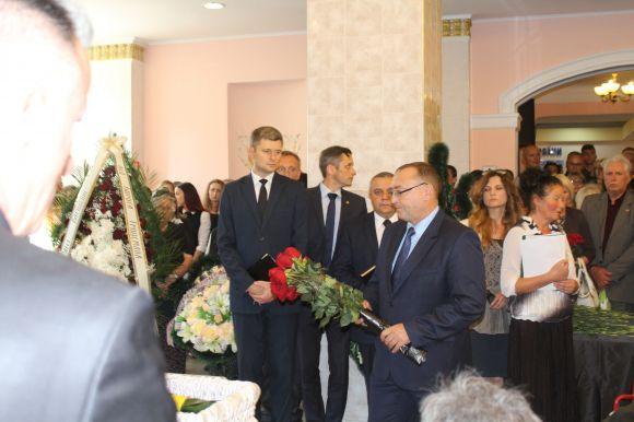 Новини Вінниці - фото з «Я Вінницю ніколи не покину!» Вінничани ставали у чергу, щоб попрощатися з Раїсою Панасюк «Я Вінницю ніколи не покину!» Вінничани ставали у чергу, щоб попрощатися з Раїсою Панасюк, фото №8 на сайті 20minut.ua