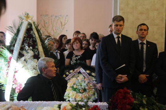 Новини Вінниці - фото з «Я Вінницю ніколи не покину!» Вінничани ставали у чергу, щоб попрощатися з Раїсою Панасюк «Я Вінницю ніколи не покину!» Вінничани ставали у чергу, щоб попрощатися з Раїсою Панасюк, фото №6 на сайті 20minut.ua