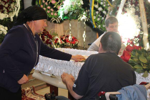 Новини Вінниці - фото з «Я Вінницю ніколи не покину!» Вінничани ставали у чергу, щоб попрощатися з Раїсою Панасюк «Я Вінницю ніколи не покину!» Вінничани ставали у чергу, щоб попрощатися з Раїсою Панасюк, фото №3 на сайті 20minut.ua