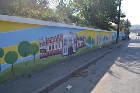 На стіні у Ружичній малюють мурал зі старовинними будівлями, фото №2 на сайті vsim.ua