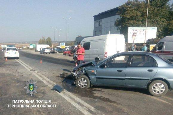 Масштабна аварія на Будного: чотири побиті автівки і двоє травмованих, фото №1 на сайті 20minut.ua