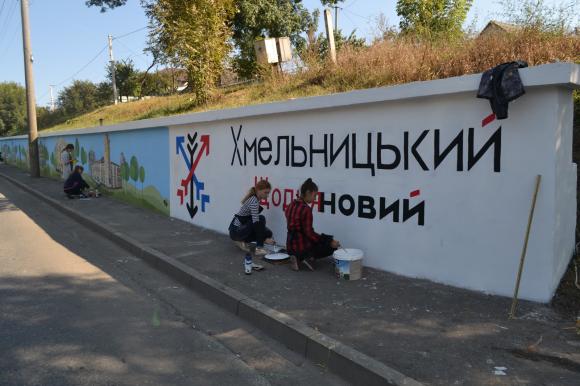 На стіні у Ружичній малюють мурал зі старовинними будівлями, фото №1 на сайті vsim.ua