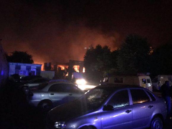 В Дунаївцях горить паркетний завод (ФОТО), фото №1 на сайті vsim.ua