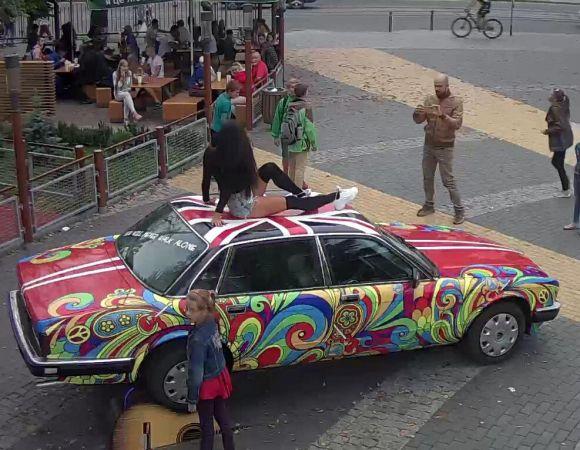 Новини Вінниці - фото з Дівчина робила ефектні фото на даху раритетного «Jaguar» і пошкодила його Дівчина робила ефектні фото на даху раритетного «Jaguar» і пошкодила його, фото №1 на сайті 20minut.ua