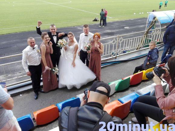 Новини Тернополя - фото з Фото дня: молодята влаштували фотосесію на грі тернопільської "Ниви" Фото дня: молодята влаштували фотосесію на грі тернопільської "Ниви", фото №2 на сайті 20minut.ua