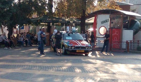 Новини Вінниці - фото з Дівчина робила ефектні фото на даху раритетного «Jaguar» і пошкодила його Дівчина робила ефектні фото на даху раритетного «Jaguar» і пошкодила його, фото №2 на сайті 20minut.ua