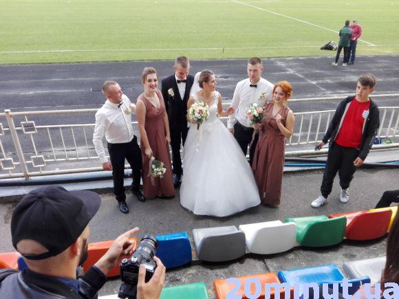 Новини Тернополя - фото з Фото дня: молодята влаштували фотосесію на грі тернопільської "Ниви" Фото дня: молодята влаштували фотосесію на грі тернопільської "Ниви", фото №1 на сайті 20minut.ua