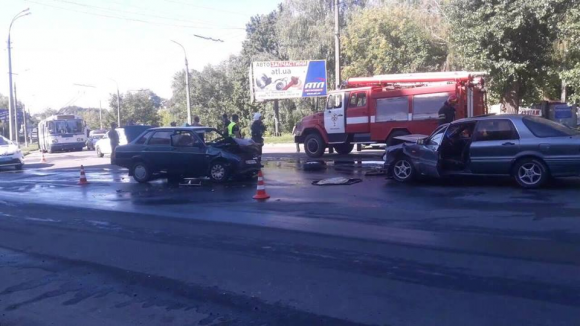 Новини Хмельницького - фото з Лобове зіткнення у Раковому: трьох людей забрали до лікарні Лобове зіткнення у Раковому: трьох людей забрали до лікарні, фото №2 на сайті vsim.ua