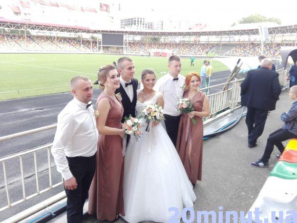 Новини Тернополя - фото з Фото дня: молодята влаштували фотосесію на грі тернопільської "Ниви" Фото дня: молодята влаштували фотосесію на грі тернопільської "Ниви", фото №3 на сайті 20minut.ua