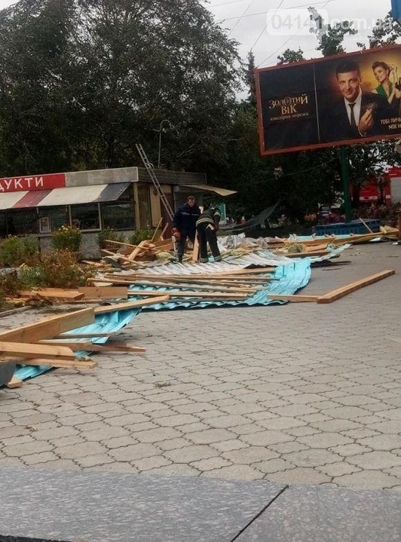 Сильний вітер зірвав дах з одного з новоград-волинських магазинів, фото №1 на сайті 20minut.ua