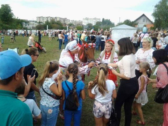 Новини Житомира - фото з Фестиваль «Берегиня Полісся» вже вчетверте зібрав житомирян на свято Фестиваль «Берегиня Полісся» вже вчетверте зібрав житомирян на свято, фото №1 на сайті 20minut.ua