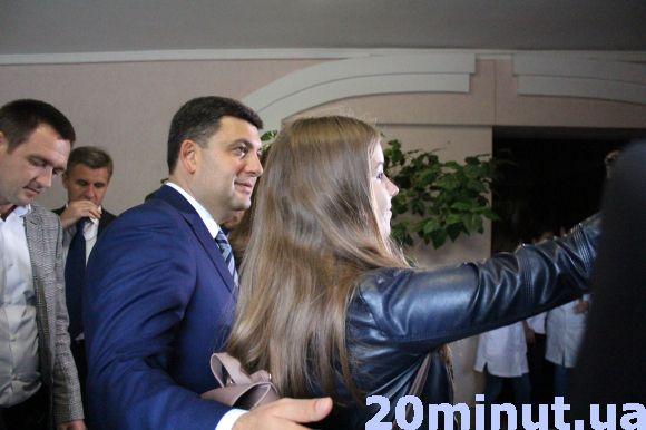 Фото дня: Володимир Гройсман робив селфі з тернопільськими студентами, фото №1 на сайті 20minut.ua