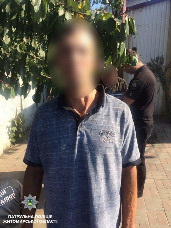 Поліцейські на вул. Східній зупинили велосипедиста з холодною зброєю, фото №1 на сайті 20minut.ua