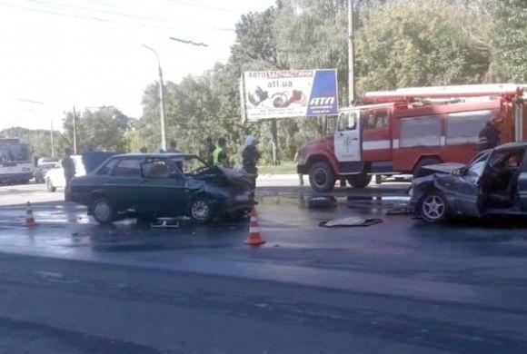 Новини Хмельницького - фото з Двоє смертей на дорозі і четверо травмованих: хроніка ДТП у Хмельницькому Двоє смертей на дорозі і четверо травмованих: хроніка ДТП у Хмельницькому, фото №3 на сайті vsim.ua