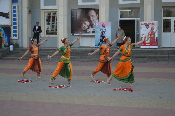 Новини Хмельницького - фото з Болівудські танці та візит посла: як у Хмельницькому святкували Дні Індії Болівудські танці та візит посла: як у Хмельницькому святкували Дні Індії, фото №6 на сайті vsim.ua