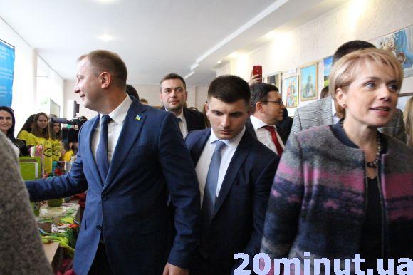 Фото дня: Володимир Гройсман робив селфі з тернопільськими студентами, фото №2 на сайті 20minut.ua