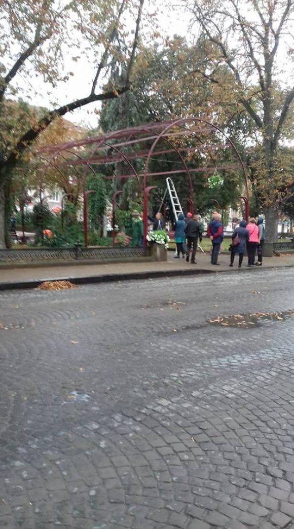 Новини Тернополя - фото з Як у Тернополі готуються до приїзду Гройсмана та Кличка: листя замітають, фонтани включили Як у Тернополі готуються до приїзду Гройсмана та Кличка: листя замітають, фонтани включили, фото №2 на сайті 20minut.ua