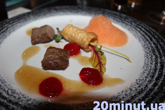 Новини Тернополя - фото з Десерт з ефектом дракона, консоме та власний шовдар. Чим дивував учасник проекту "13 шефів" Десерт з ефектом дракона, консоме та власний шовдар. Чим дивував учасник проекту "13 шефів", фото №6 на сайті 20minut.ua